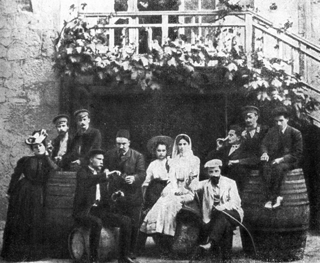 А. И. Куприн и Е. М. Куприна в группе. Массандра. 1907г
